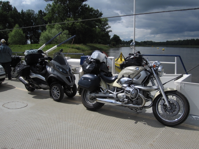 Bikes auf der Fähre mit Elbe und Regenwolken