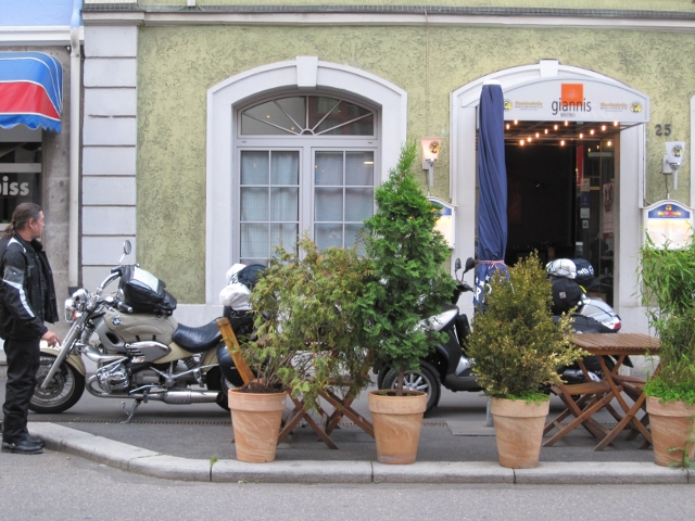 Mit Motorrädern vor Giannis Bistro, in mitten der Tische