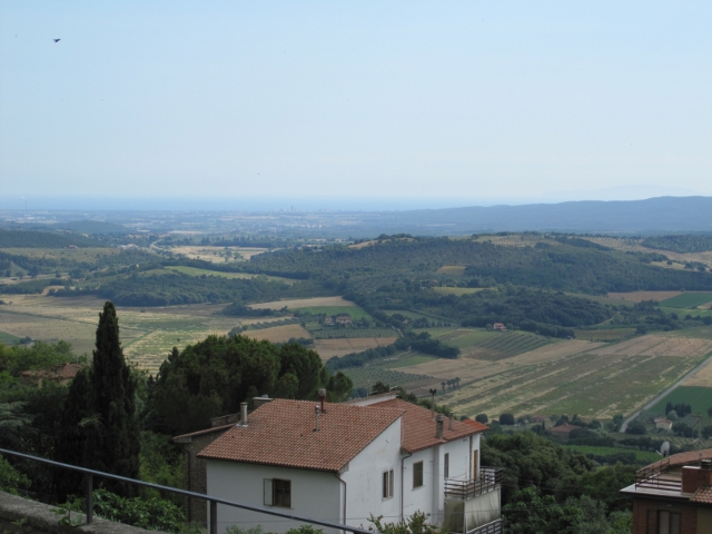 Blick von Massa Marittimas Stadtmauer zum Meer