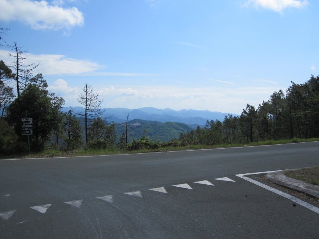 Ruhige Kreuzung in den Bergen mit enormen Fernblick