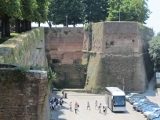 Bus vor Mauer